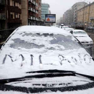 Neve, decalogo con precauzioni e obblighi. A Bergamo sì, a Milano no