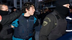 Grecia, anarchico condannato per rapina in sciopero della fame. 4000 in piazza 