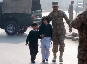Pakistan, attentato alla scuola femminile di Peshawar