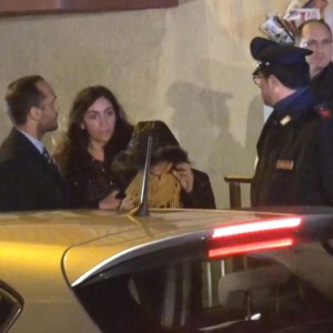 Veronica Panarello, coperta da una sciarpa gialla, viene portata in procura