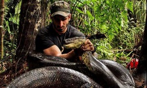 Paul Rosolie (quasi) mangiato vivo da anaconda: esperimento interrotto VIDEO