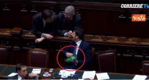 Renzi e lo scherzo a Giancarlo Giorgetti (Lega): gli ruba fazzoletto verde VIDEO