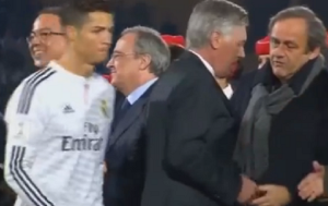 Cristiano Ronaldo non stringe la mano a Michel Platini VIDEO