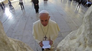 Papa Francesco, quello vero (foto Lapresse)