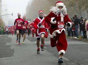 La corsa dei Babbo Natale a Parigi (foto Lapresse)
