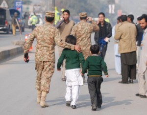 Pakistan, bimbi sopravvissuti a strage: "Presi in classe, sparavano in testa"