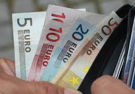 Alzano. Pensionato trova borsetta con 700 euro: la restituisce alla proprietaria