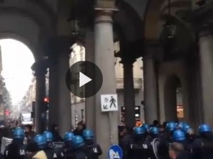 Corteo Torino, studenti provano ad andare verso il Comune, ma è blindato
