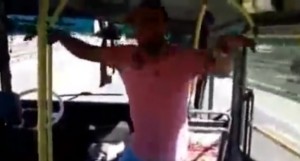 Turchia, autista di bus lascia il volante e si mette a ballare VIDEO