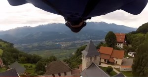 Uli Emanuele, vola con tuta alare e sfiora campanile: video su YouTube