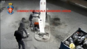 Varese, assalto col camion alle colonnine dei distributori self service: 8 arresti 