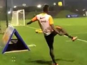 Paul Pogba video gol da posizione impossibile in allenamento