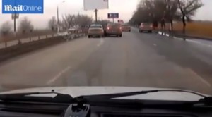 VIDEO YouTube: donna sperona e manda fuori strada l'auto del suo ex
