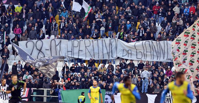 Parma-Juventus, FOTO. Striscione evoca scontri, un bar chiude