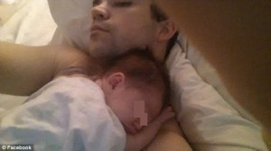 Foto su Facebook con la figlia di 3 settimane, poi la uccide