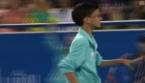 Novak Djokovic lascia giocare il raccattapalle contro Wawrinka VIDEO