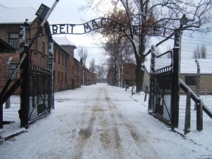 Riccardo Pacifici e David Parenzo restano chiusi a Auschwitz. Polizia li ferma