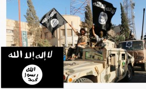 Miliziani sventolano la bandiera dell'Isis