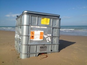 Termoli, bidone con solventi in spiaggia: Procura Larino apre inchiesta