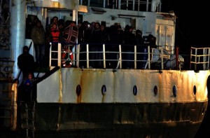 Ezadeen, nave fantasma attracca a Corigliano: sbarco 450 profughi siriani