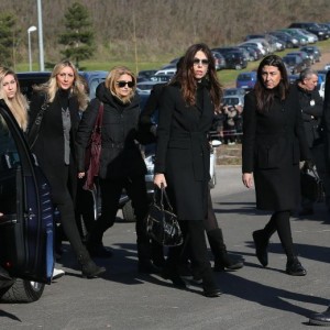 I funerali di Pino Daniele: Fabiola Sciabbarrasi è la seconda da destra, Amanda Bonini la seconda da sinistra (foto Ansa)