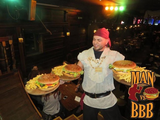 Man vs Food al Bounty di Rimini: hamburger da 1,2 kg, se lo finisci è gratis FOTO
