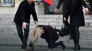 VIDEO YouTube Helle Thorning-Schmidt, premier danese, cade su scale Eliseo