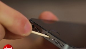 Batteria iPhone dura poco? Pulire ingresso cavo con stuzzicadenti VIDEO