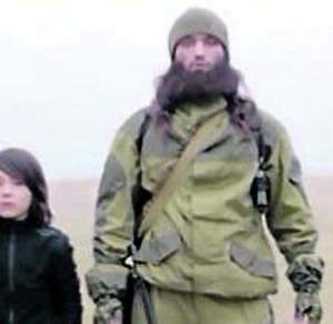 Isis, ucciso terrorista del video con il bambino che giustizia le "spie russe" 