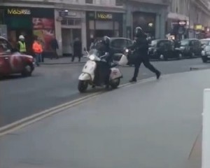 Londra, lavoratore City prova a bloccare rapinatore armato di machete