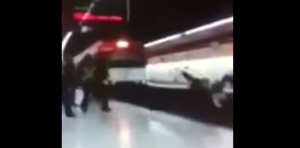 Poliziotto trascinato sotto la metro, morto sul colpo VIDEO