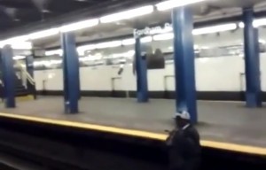 VIDEO YouTube: salta sui binari della metro per salvare il gattino intrappolato