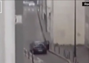 Charlie Hebdo, VIDEO dei killer Koauchi che mettono in fuga la polizia