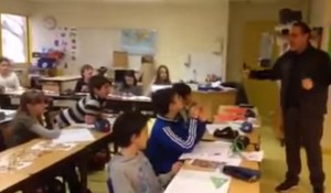 Pino Daniele, bambini scuola elementare francese cantano "Napule è"