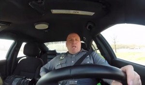 Dashcam confessionals VIDEO YouTube poliziotto canta mentre guida volante