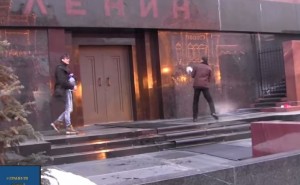 Mosca, VIDEO YouTube: provano a resuscitare Lenin: secchi d'acqua su Mausoleo