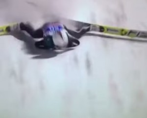 Simon Ammann cade di faccia durante salto in lungo con sci