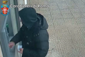 VIDEO YouTube: scippatore preleva 1500 euro con bancomat rubato a 80enne
