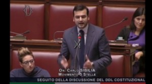 Luigi Di Maio discute con Carlo Sibilia in Aula: scintille M5s in Aula
