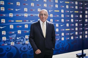Curva Milan a Silvio Berlusconi: "Adriano Galliani da allontanare"