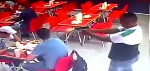 Video YouTube, colpo di pistola alla nuca mentre mangia al fast food