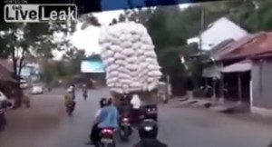 VIDEO YouTube: furgone si ribalta in curva per troppo carico 