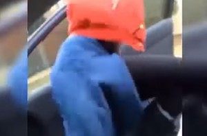 Twerking estremo: ragazza sculetta con sportello aperto e cade giù da auto 
