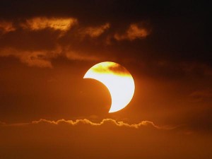 Eclissi solare parziale 20 marzo anche in Italia: quando e come osservarla