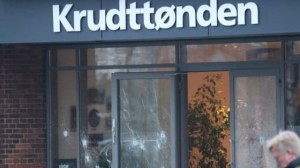 I fori dei 30 proiettili dell'attacco terroristico al Caffè Krudttonden di Copenaghen, dove si teneva un convegno su Islam e libertà di parola (foto Ansa)