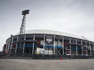 Feyenoord-Roma, polizia detta regole a tifosi giallorossi con volantino