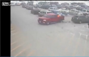 Usa, 92enne esce dal parcheggio e distrugge 10 auto 