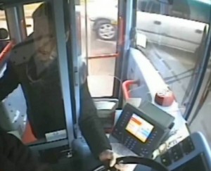 autista strappa biglietto: passeggero afferra volante del bus