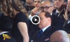 Giorgia Meloni passa, Berlusconi guarda il lato b e apprezza: "Apperò!" VIDEO