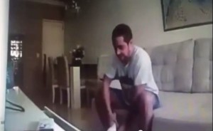Brasile, piazza telecamera in casa e scopre fidanzato che maltratta i suoi cani 
